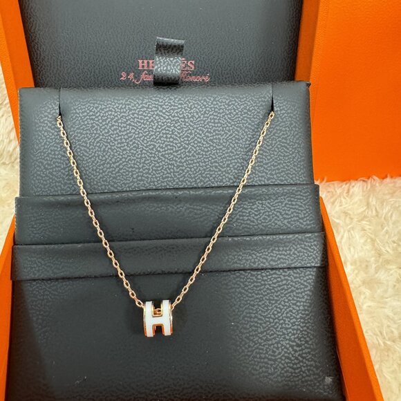 hermes white necklace is beautiful. - Picture 3 of 5